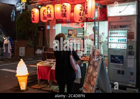 Menschen in einem kleinen Restaurant in Nakameguro Nachbarschaft, Tokio, Japan Stockfoto