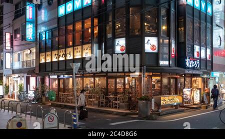 Menschen in einem kleinen Restaurant in Nakameguro Nachbarschaft, Tokio, Japan Stockfoto