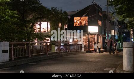 Menschen in einem kleinen Restaurant in Nakameguro Nachbarschaft, Tokio, Japan Stockfoto