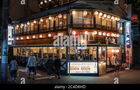 Menschen in einem kleinen Restaurant in Nakameguro Nachbarschaft, Tokio, Japan Stockfoto