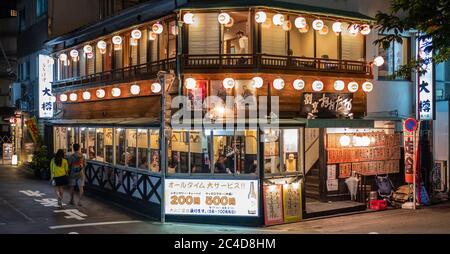 Menschen in einem kleinen Restaurant in Nakameguro Nachbarschaft, Tokio, Japan Stockfoto