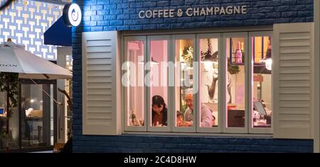 Menschen in einem kleinen Restaurant in Nakameguro Nachbarschaft, Tokio, Japan Stockfoto