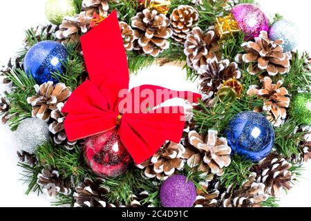 Weihnachtskranz mit roter Schleife aus einem Band, Nahaufnahme Details. Stockfoto