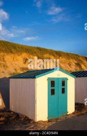 Kleines weiß-blaues Strandhaus Stockfoto