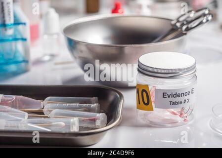 Blutbemalte Glasprobe in einem Evidenzglas, Konzeptbild Stockfoto