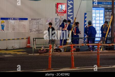 Straßenbaucrew, die in der Nakameguro Street at Night, Tokio, Japan, arbeitet. Stockfoto