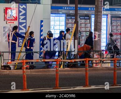 Straßenbaucrew, die in der Nakameguro Street at Night, Tokio, Japan, arbeitet. Stockfoto