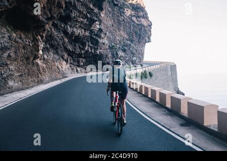 Ein Radfahrer auf einer Bergstraße Stockfoto