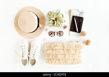 Frau Mode Reisen. Strohhut, Tasche mit Zubehör, Turnschuhe, saftig, Sonnenbrille. Flach liegend. Draufsicht Stockfoto