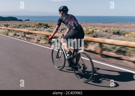 Ein Radfahrer auf einer Bergstraße Stockfoto