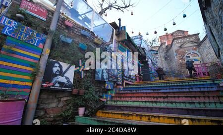 Istanbul, Türkei - 8. Januar 2020: Treppen in verschiedenen Farben im historischen Viertel Balat. Touristen und Menschen besuchen Stockfoto