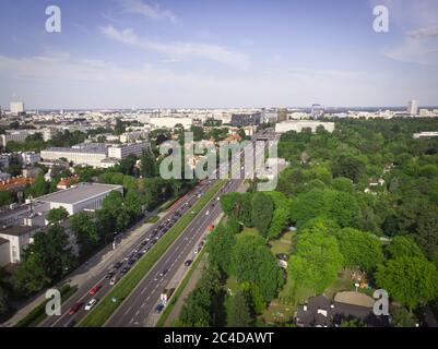 Ein Blick auf die Wawelska Verkehrsader zwischen dem östlichen und westlichen Teil der Stadt ist am 25. Juni 2020 in Warschau, Polen zu sehen. Stockfoto