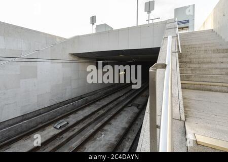 PORTO, PORTUGAL - 22. Mai 2020: Metrostation am Abend in Maia, Porto, Portugal Stockfoto