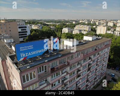 Eine Plakatwand, die die Kandidatur für den Warschauer Bürgermeister Rafal Trzaskowski anwirbt, ist am 25. Juni 2020 in Warschau, Polen, zu sehen. Am Sonntag werden Polen teilnehmen Stockfoto