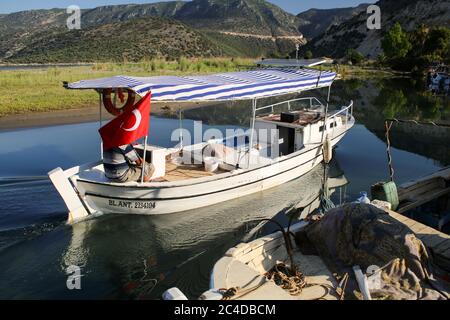 Fischer kehrt vom Meer nach Hause zurück. Frisches Wasser trifft sich mit dem Meer, wo Fischer nach einem Ausflug am Abend zum Bach zurückkehrt. Antalya, Türkei. Stockfoto