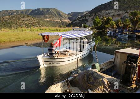 Fischer kehrt vom Meer nach Hause zurück. Frisches Wasser trifft sich mit dem Meer, wo Fischer nach einem Ausflug am Abend zum Bach zurückkehrt. Antalya, Türkei. Stockfoto