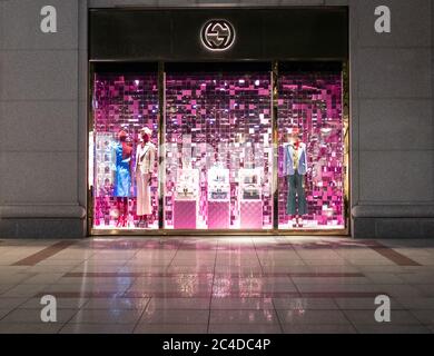 Gucci-Geschäft vorne in der Omotesando Straße bei Nacht, Tokio, Japan Stockfoto