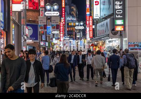 Fußgänger zu Fuß in Shibuya Hintergasse Straße, bei Nacht, Tokio, Japan Stockfoto