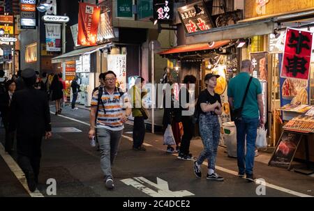 Fußgänger zu Fuß in Shibuya Hintergasse Straße, bei Nacht, Tokio, Japan Stockfoto