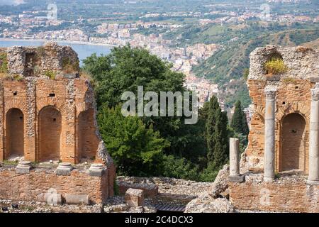 Das antike griechische Amphitheater mit der Giardini Naxos Bucht im Hintergrund in Taormina, Sizilien, Italien Stockfoto