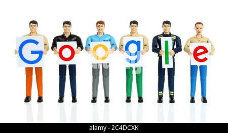 Kiew, Ukraine - 29. Oktober 2019: Spielzeug Menschen hält Papier Buchstaben des Google-Logo. Google ist ein US-amerikanischer multinationaler Konzern, der sich auf Inte spezialisiert hat Stockfoto