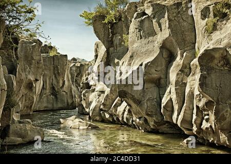 Gole dell'Alcantara - EIN Canyon Fluss Alcantara, der durch die Lavasteine des Ätna in Sizilien, Italien geht (HDR-Bild mit schwarz-Gold-Filter) Stockfoto