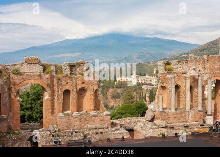 Das antike römisch-griechische Amphitheater mit dem Vulkan Ätna im Hintergrund in Taormina, Sizilien, Italien Stockfoto