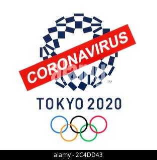 Kiew, Ukraine - März 20,2020: Logo der Olympischen Sommerspiele 2020 Tokio, Japan, auf Papier gedruckt, durchgestrichen mit dem Papierschild Coronavirus. Olympia war Pos. Stockfoto