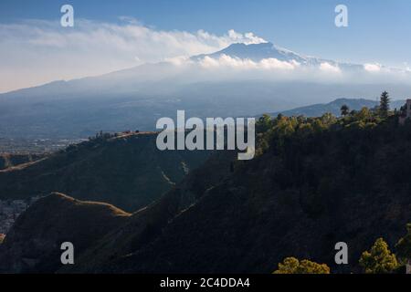 Vulkan Ätna und Hügel im Fron im Hintergrund von Taormina in Sizilien, Italien Stockfoto