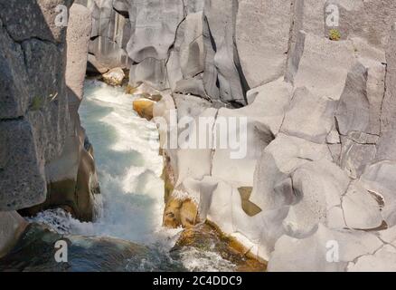 Gole dell'Alcantara - EIN Canyon Fluss Alcantara, der durch die Lavasteine des Ätna in Sizilien, Italien geht Stockfoto