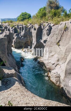 Gole dell'Alcantara - EIN Canyon Fluss Alcantara, der durch die Lavasteine des Ätna in Sizilien, Italien geht Stockfoto