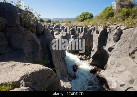 Gole dell'Alcantara - der Canyon Fluss Alcantara, der durch die Lavasteine des Ätna in Sizilien, Italien geht Stockfoto