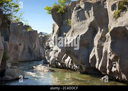 Gole dell'Alcantara - EIN Canyon Fluss Alcantara, der durch die Lavasteine des Ätna in Sizilien, Italien geht Stockfoto