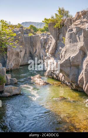 Fluss Alcantara läuft in einem Canyon in der Nähe des Vulkans Ätna in Sizilien, Italien Stockfoto