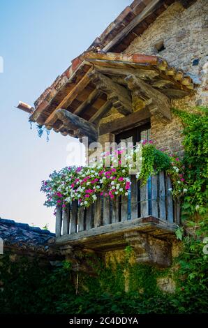 Balkon mit Blumen in Grazzano Visconti, Italien Stockfoto