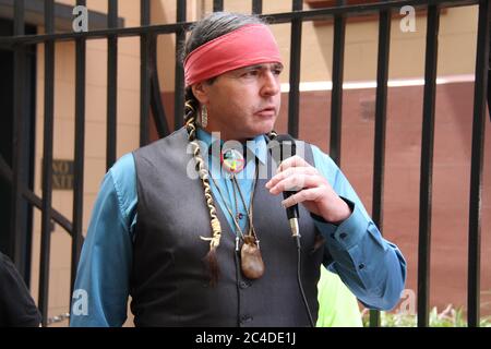 Am Ende der Kundgebung gegen eine weitere ‘gestohlene Generation’ vor dem NSW-Parlament in Sydney spricht ein Sprecher an die Demonstranten. Stockfoto