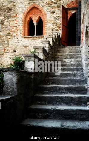 Antike Burgtreppe mit Doppelfenster und Eingangstür an der Spitze Stockfoto