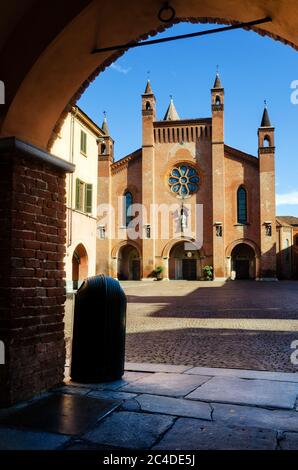 Piazza Risorgimento, Hauptplatz von Alba (Piemont, Italien) mit der Fassade der St. Lawrence Kathedrale Stockfoto