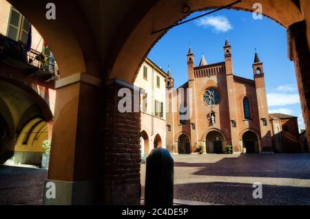 Piazza Risorgimento, Hauptplatz von Alba (Piemont, Italien) mit der Fassade der St. Lawrence Kathedrale Stockfoto