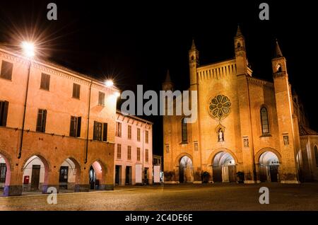 Piazza Risorgimento, Hauptplatz von Alba (Piemont, Italien) in der Nacht, mit der Fassade der Sankt-Lorenz-Kathedrale Stockfoto