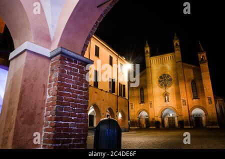 Piazza Risorgimento, Hauptplatz von Alba (Piemont, Italien) in der Nacht, mit der Fassade der Sankt-Lorenz-Kathedrale Stockfoto