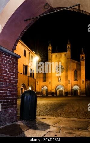 Piazza Risorgimento, Hauptplatz von Alba (Piemont, Italien) in der Nacht, mit der Fassade der Sankt-Lorenz-Kathedrale Stockfoto