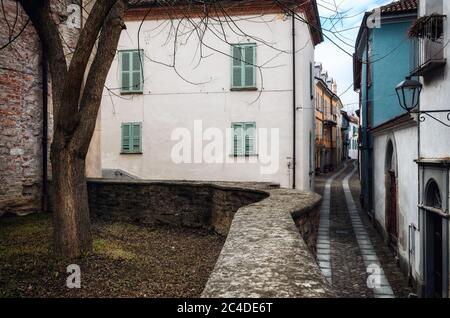 Das Stadtzentrum von Santo Stefano Belbo, italienisches Dorf in den Hügeln von Langhe (Piemont), Heimatstadt des berühmten Dichters und Schriftstellers Cesare P aus dem XX. Jahrhundert Stockfoto