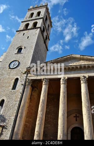 Mittelalterlicher Rathausturm und Fassade von Santa Maria Sopra Minerva, alte Kirche von Assisi (Italien) über einem römischen Tempel gebaut Stockfoto