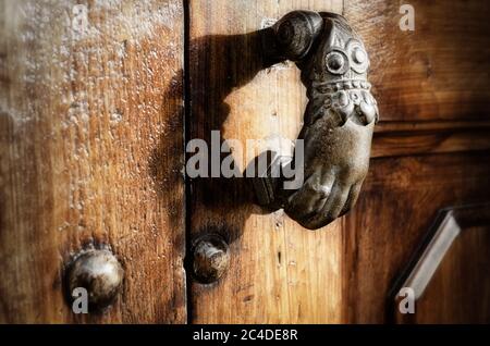 Antike handgeformte Türklopfer Nahaufnahme Stockfoto