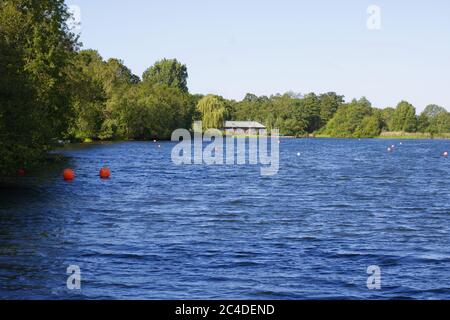 6. Juni 2020 - Rickmansworth, England, UK: Rickmansworth Aquadrome mit Club in der Ferne Stockfoto