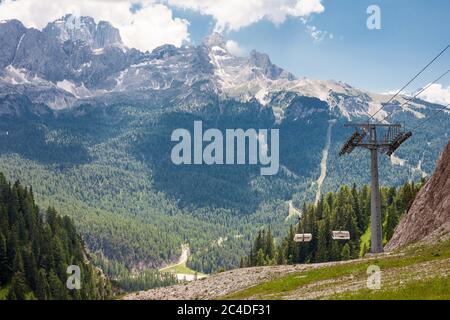 Landschaft aus den Dolomiten mit Seilbahnen in der Front in Italien Stockfoto