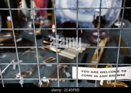 Kleines Welcome to Browse-Schild an einem traditionellen, antiken Schaufenster. Stockfoto