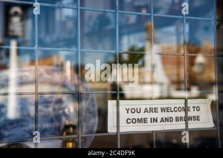 Kleines Welcome to Browse-Schild an einem traditionellen, antiken Schaufenster. Stockfoto