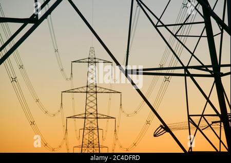 Ein Strommast von National Grid in Wales bei Sonnenuntergang Stockfoto